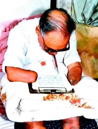 1950年，长津湖战役中，17岁的朱彦夫重伤昏迷，被美军补刀划开肚子，疼醒之后他