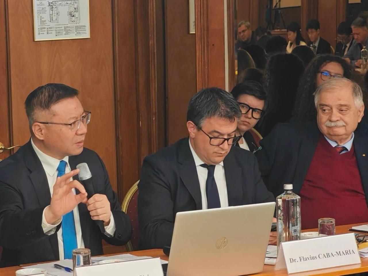 张维为教授这一次在罗马尼亚出席研讨会讲话的时候，现场有一个小插曲令人深思。
如图