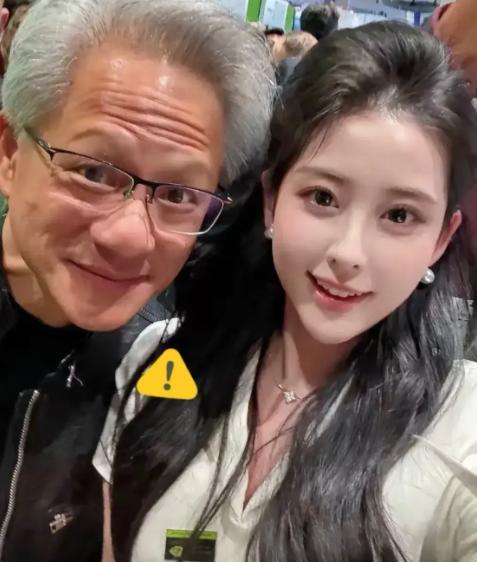 你笑黄仁勋好色，他笑你看不穿
刷到黄仁勋和美女的合影，你大概率“啧”了一声，手指