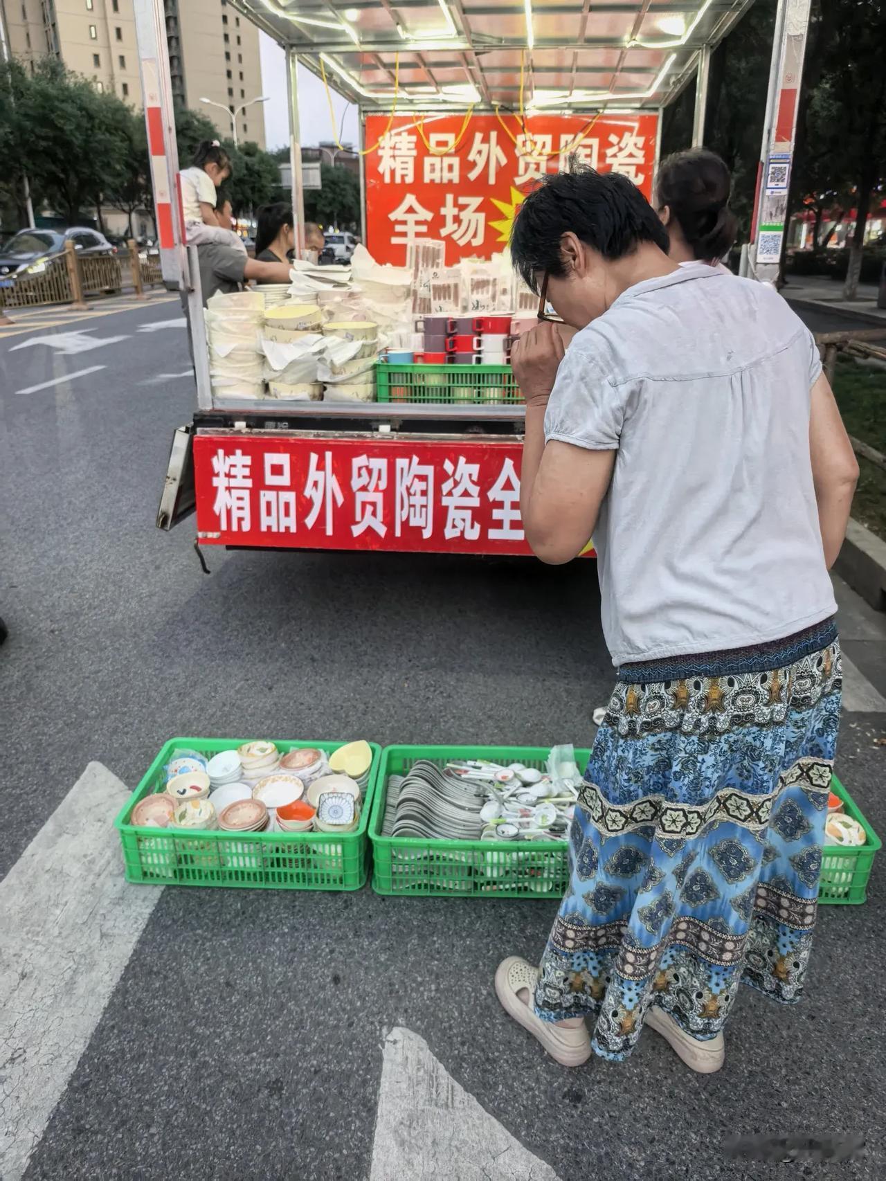 外贸的小花碗堆的满满当当，几块钱就能买到“外贸版”手绘小碗，花纹盘。家里缺了盘子