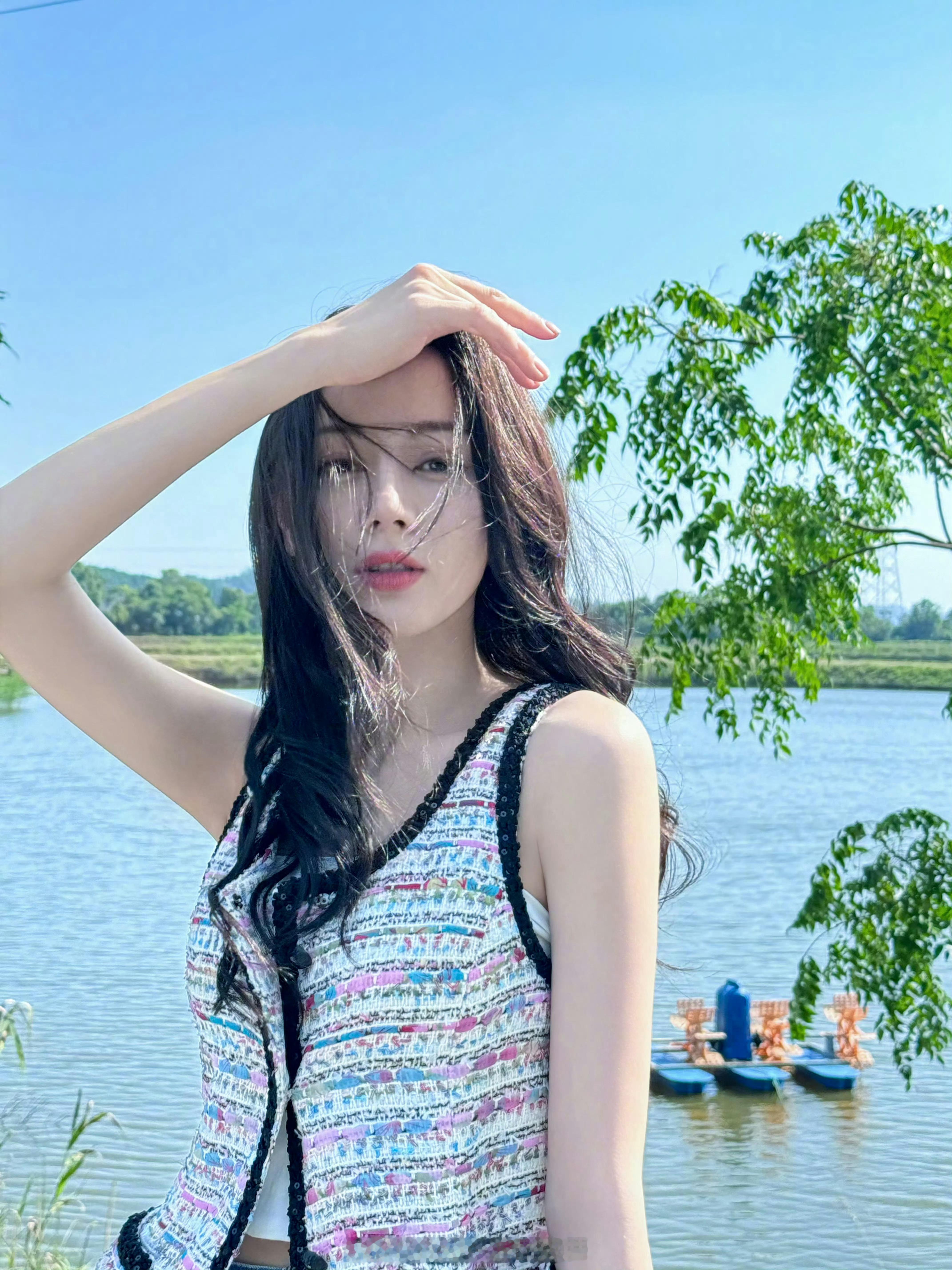 迪丽热巴 一个人的宽容，来自一颗善待他人的心。一个人的涵养，来自一颗包容的心。一