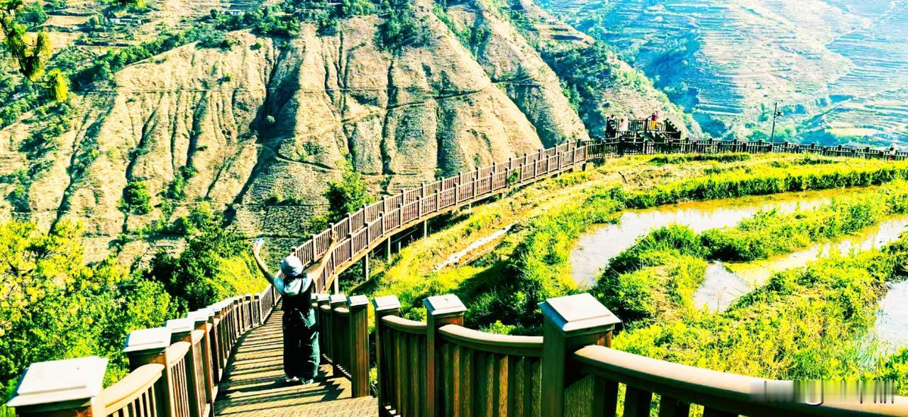 今天，路过攀枝花的米易梯田，下车打个卡。
      来到米易梯田，走走看看，拍