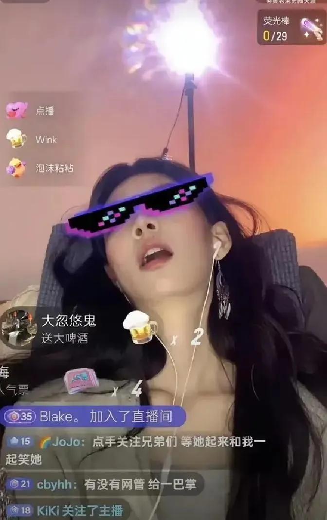 真是看的让人唏嘘。说是一个单亲妈妈，为了挣米钱，37天连续直播，累的实在不行，坐