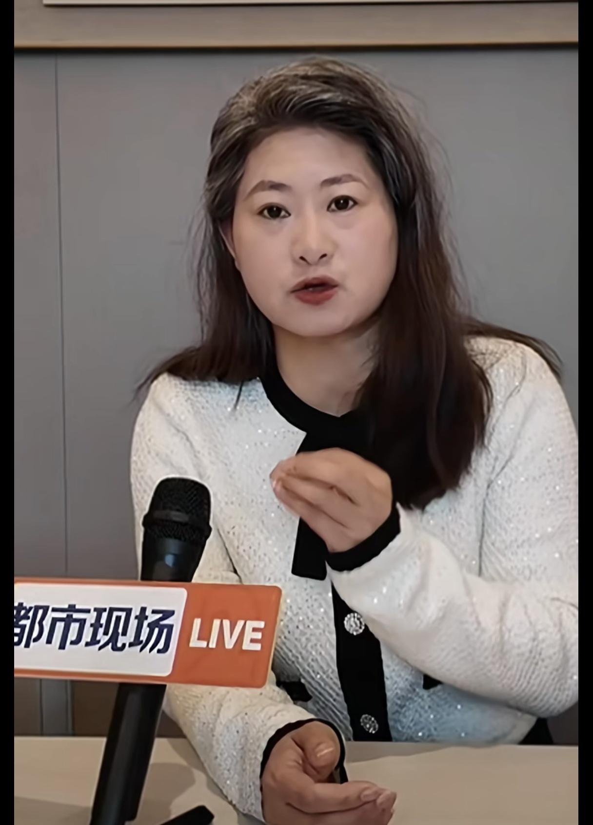 场子姐面相变化好大，5年前的她和现在，不只是头发白了，身材也变了，看起来老了不少