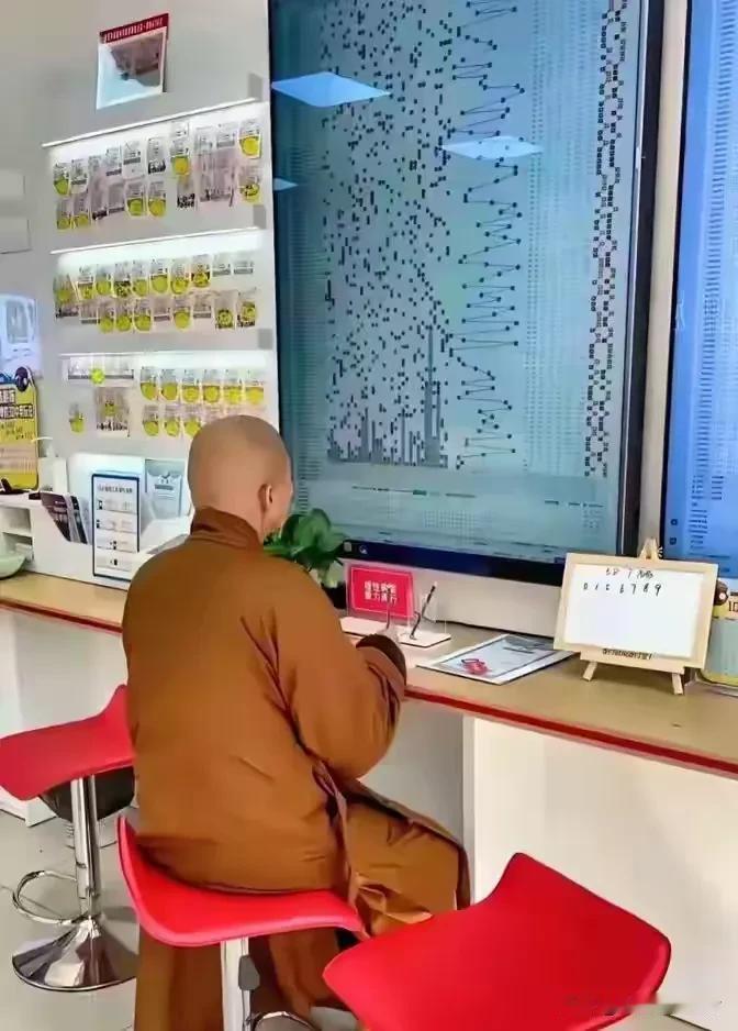 猜猜他是谁
万万想不到吧

网友去买运气
压力山大
看看好运来了没有
没想到一进