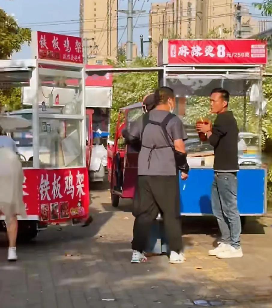 女人一疯狂，内裤都能上“战场”。
 
事情发生在安徽淮南街边小吃街，夫妻俩卖鸡架