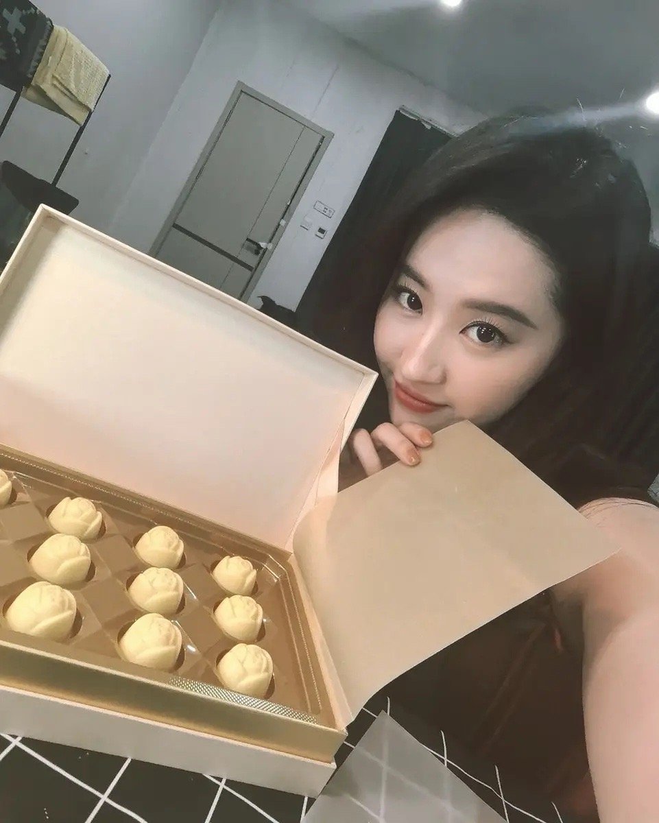 刘亦菲晒自拍状态超好 手捧黄玫瑰巧克力甜美诱人搜狐娱乐讯 11月8日，一组刘亦菲