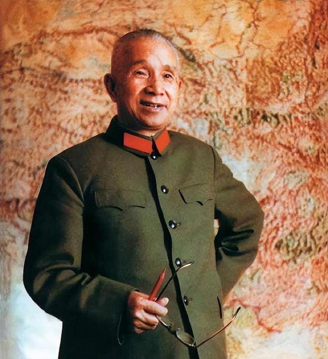 1948年的济南战役前夕，华东战场的紧张氛围几乎凝固了空气。在这决定性的时刻，一
