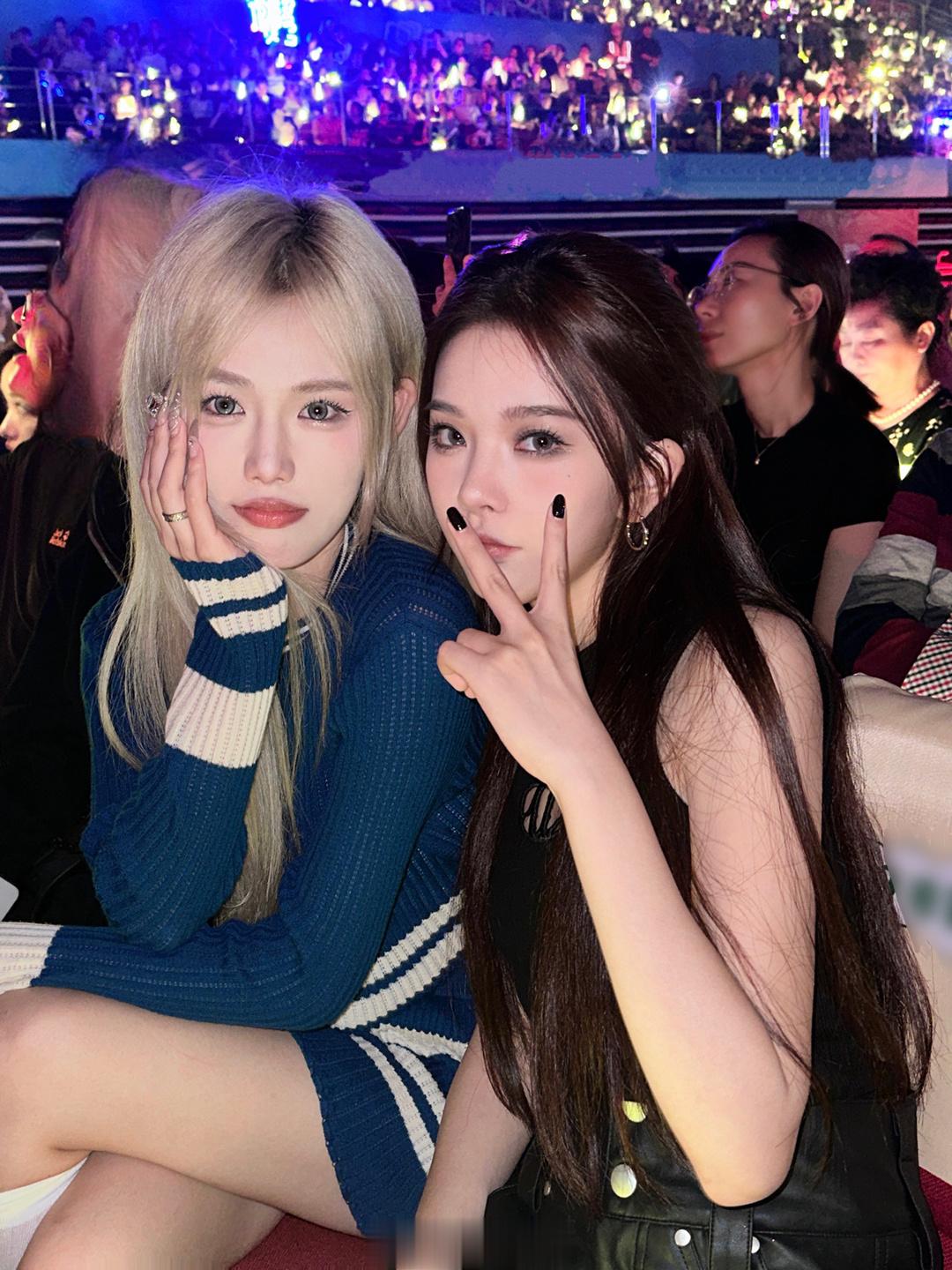 👩🏼‍❤️‍💋‍👩🏻见面咯​​​
