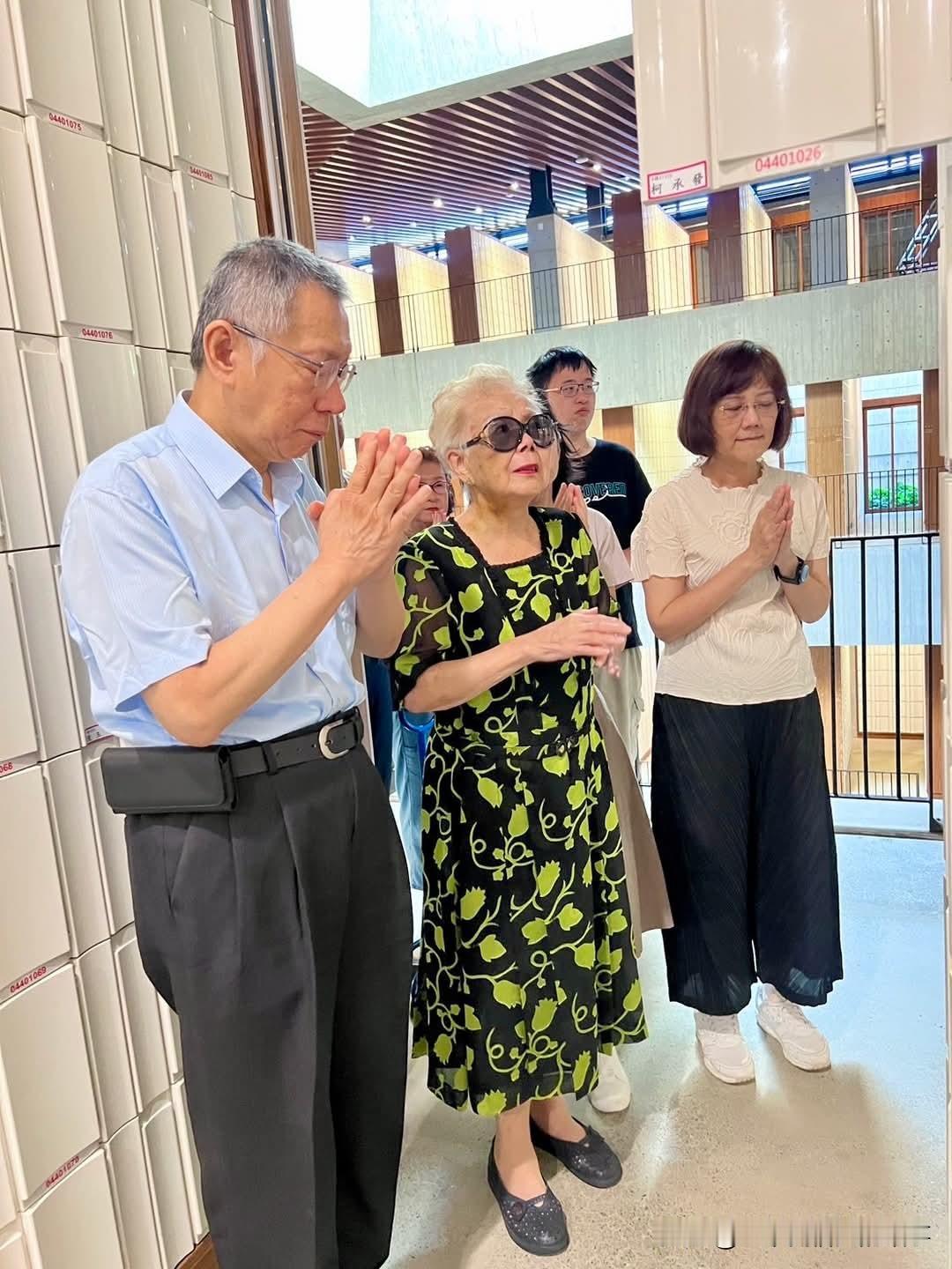 柯文哲和母亲妹妹拜祭父亲亡灵  妻子声称柯被关到畏惧见人！
今天下午，台北市前市