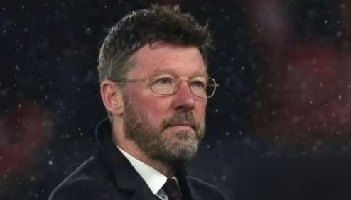 老特拉福德更衣室里飘满刚出炉的披萨香气，曼联新帅卡里克一脚踢碎前任立下的军营死规