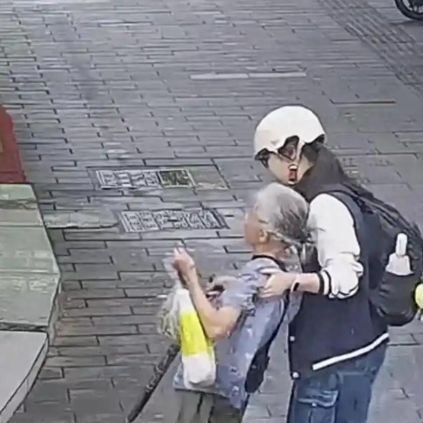 “真勇敢！”浙江杭州，17岁女孩骑电动车等红灯，看见一位老人摔倒在马路中央，后脑