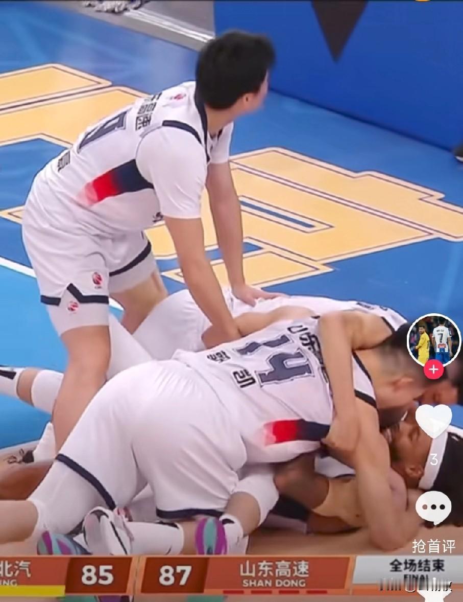 离大谱！许利民昏招频出，最后时刻大好局面因战术运用不当反被山东男篮完成绝杀，煮熟