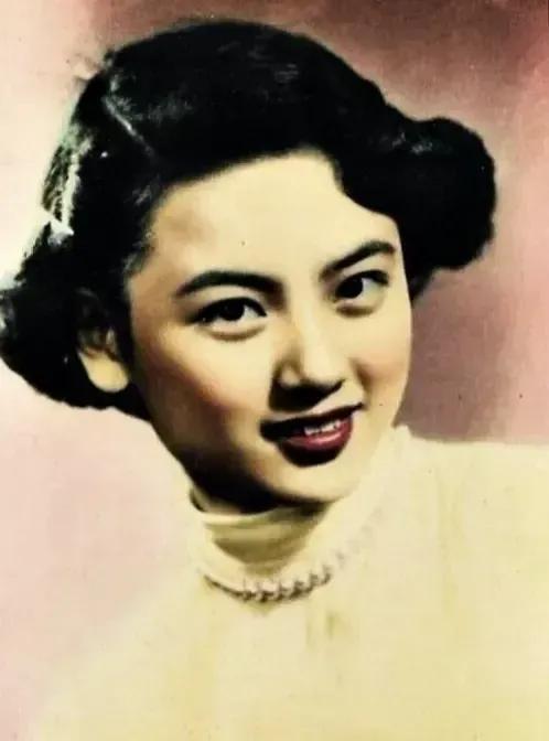 石慧 夏梦 丹凤三位都是大美女
扮相宜古宜今
石慧 丹凤个子比较小，二人都演过四