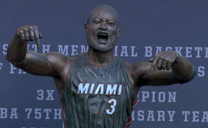 德里克-罗斯表示他不想要公牛队为他树立雕像，原因是：“我不想让它看起来像韦德的那