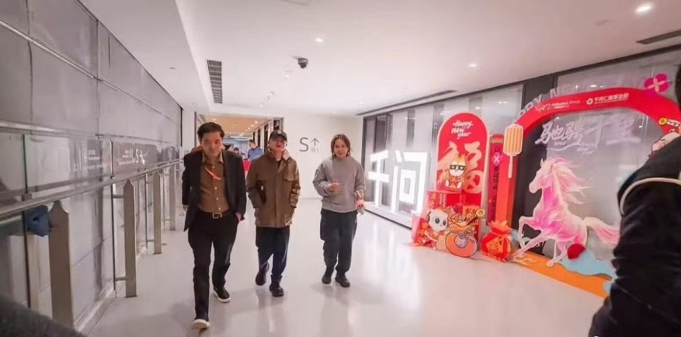 #马云# 居然真的有人认为阿里巴巴马云满头白发的这个照片是真的。。。网上稍微搜一