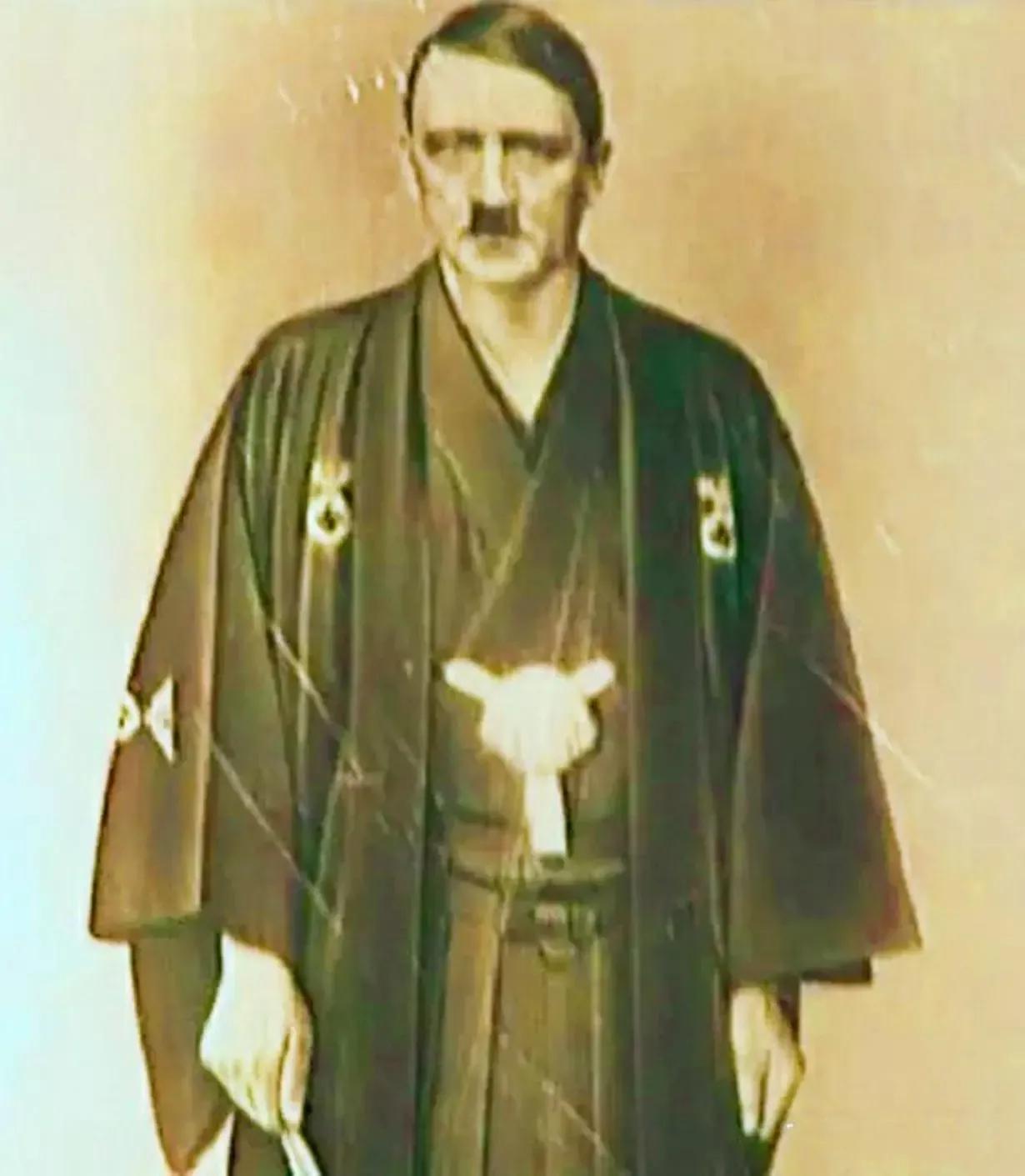 1936年11月，希特勒密见日本高官后，为表示已经达成某种协议，特地换上日本天皇