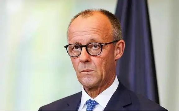 德国终于回过神了！德国总理默茨要求泽连斯基，阻止年轻人离开乌克兰，他认为乌克兰更