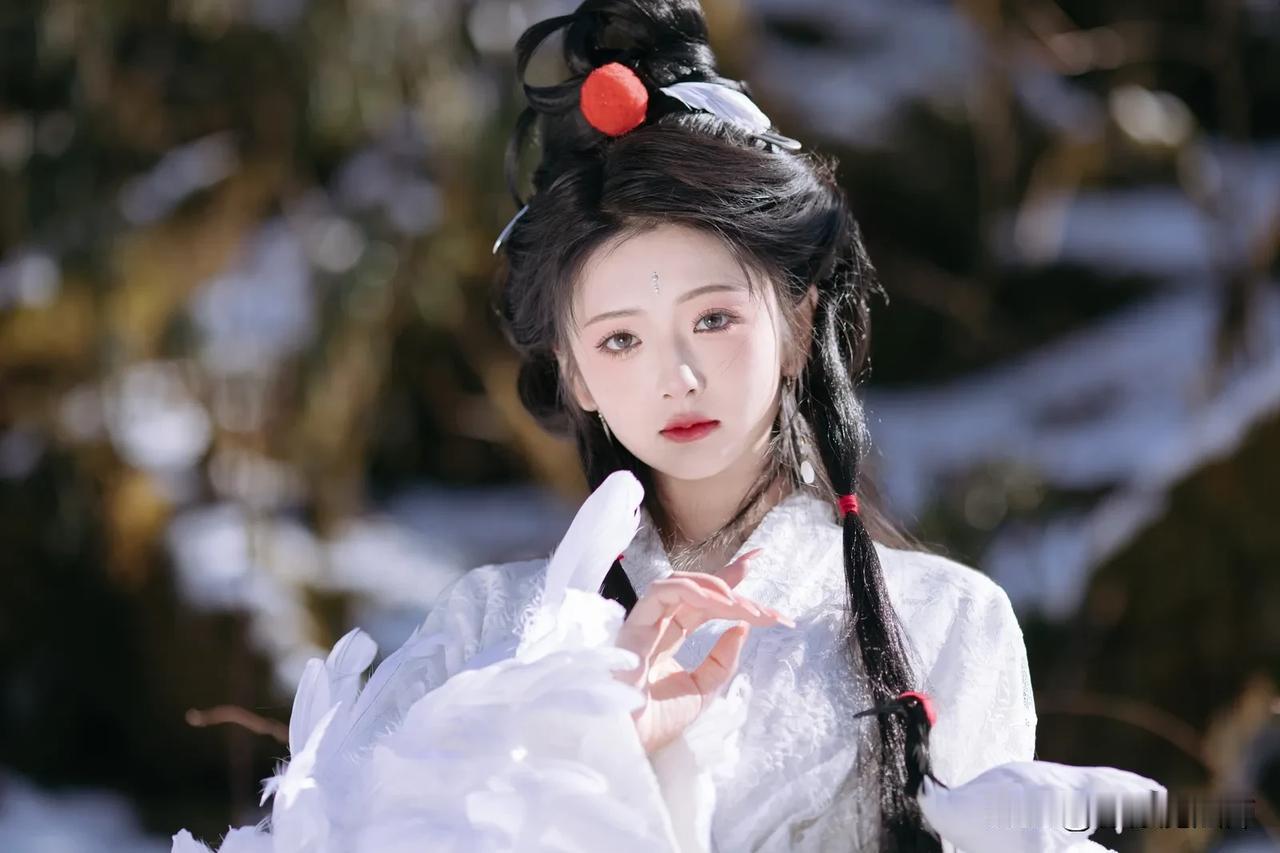 汉服和雪景简直是绝配！就像鞠婧祎那组唯美国风写真，在雪中宛如仙子降临，粉樱相伴更