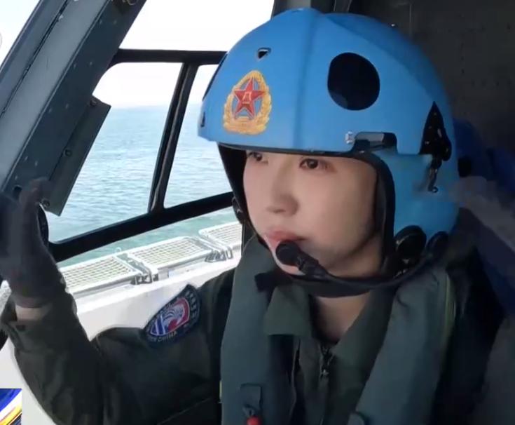 这是中国空军的武装直升机女飞行学员，在海上舰载机上顺利通过昼间着舰考核。看着这些