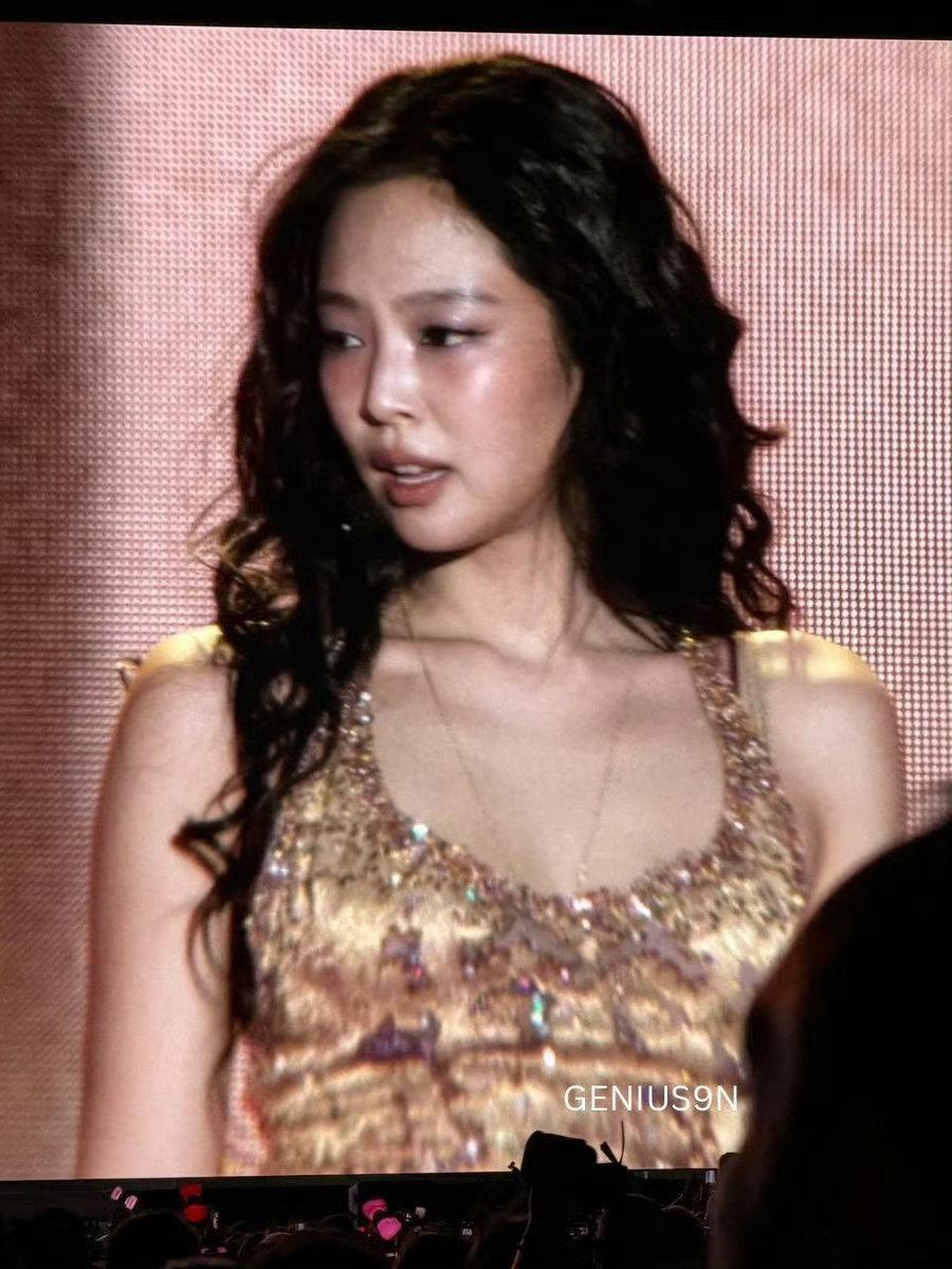 Jennie西班牙音乐节Jennie就这样在国外音乐节一场比一场更美，舞台上完全