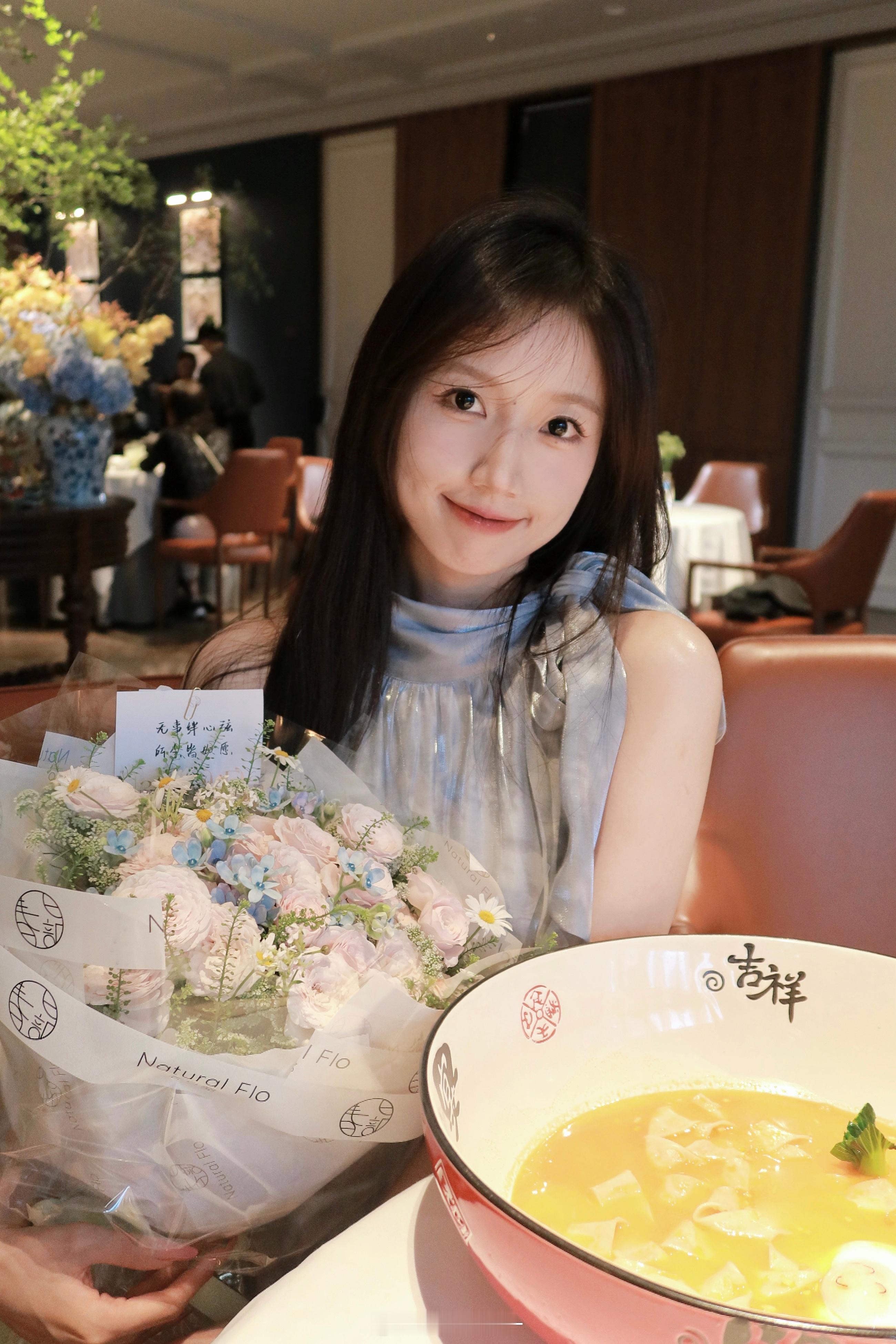 update to 25՞••՞新的一年要拥抱更多更多爱🤍💭🐰💌 ​​​