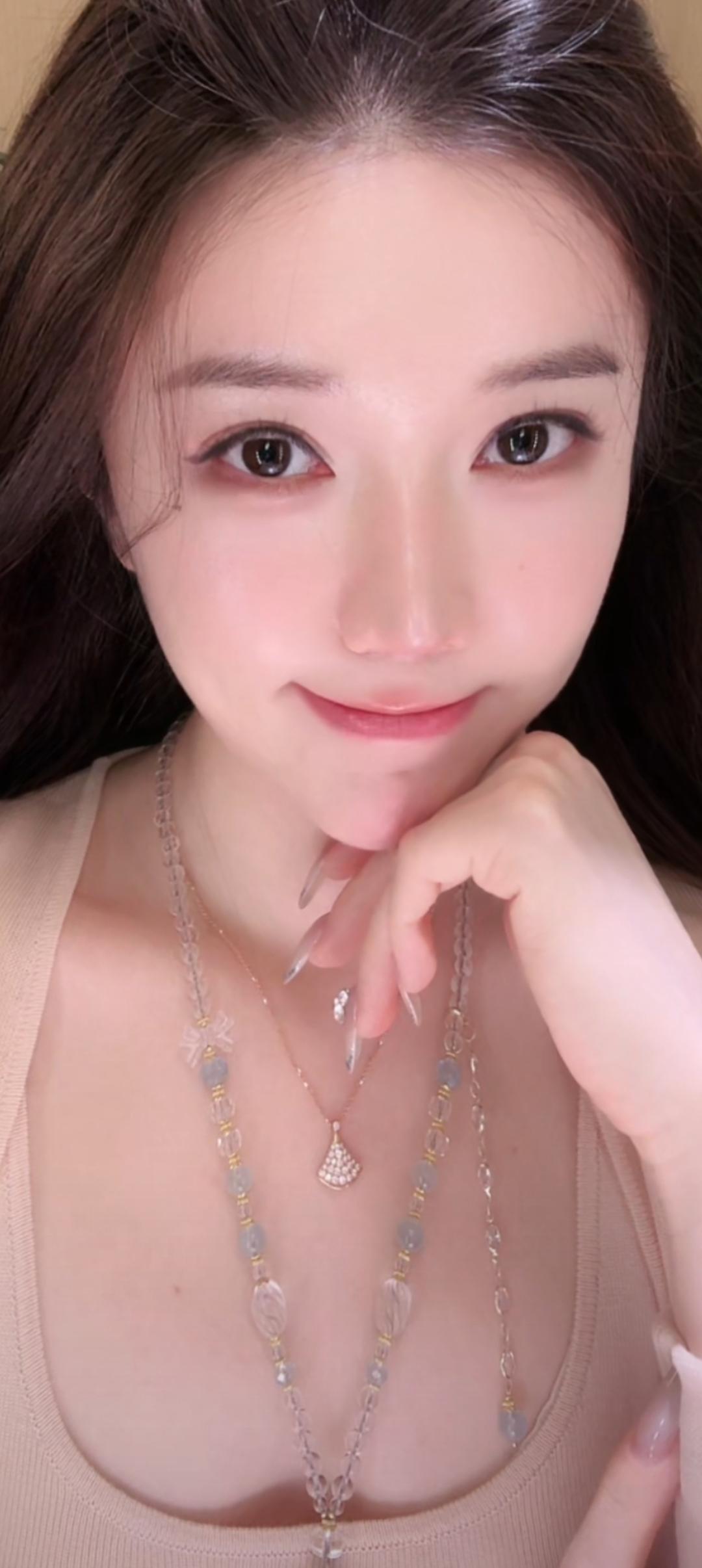 这位小姐姐戴了好多漂亮项链。