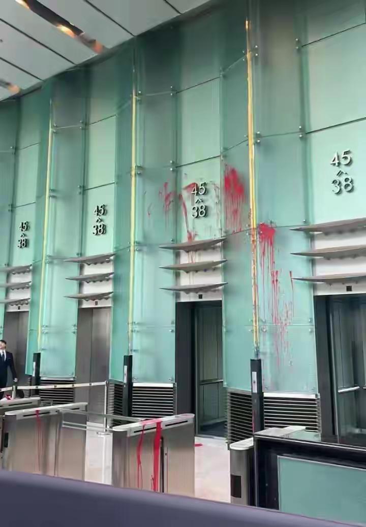 11月4日上午10时36分，香港警方接到中环长江集团中心一名保安员报案，称其同事