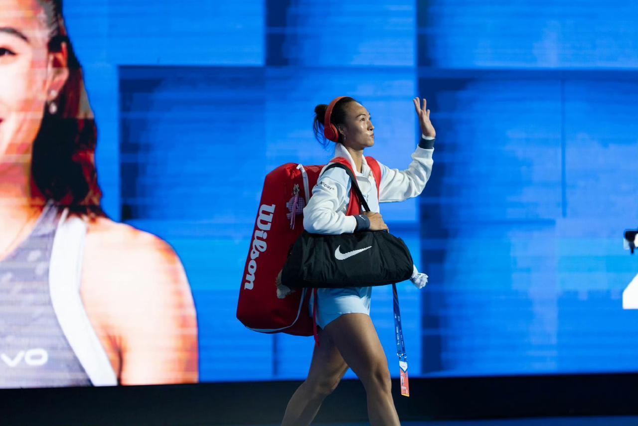 很难想象郑钦文刚刚复出就有这样的手感，首盘就有这么大的优势，无论在一发还是战术的