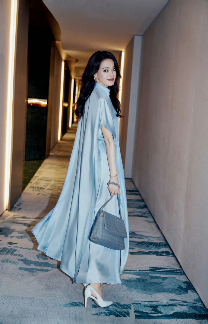 时尚灵感解读  舒淇亮相昨夜中国电影导演之夜 凭借导演处女作《女孩》斩获年度港台