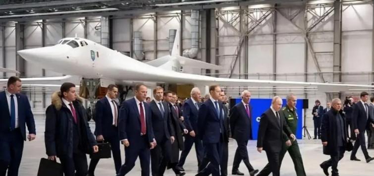 普京参观图-160制造厂，出现罕见一幕：够中国至少追赶二十年。

很多人可能没概