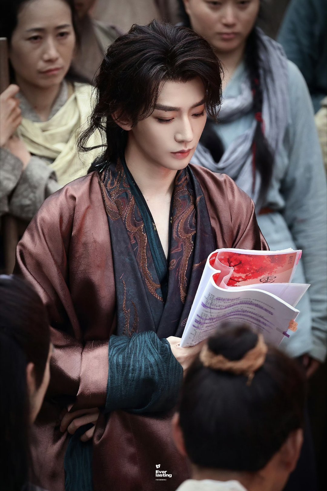 心黑手辣楼启炎大人 他杀回来了邓为就是剧抛脸 颜值权威 演技又好手里拿着剧本不忘