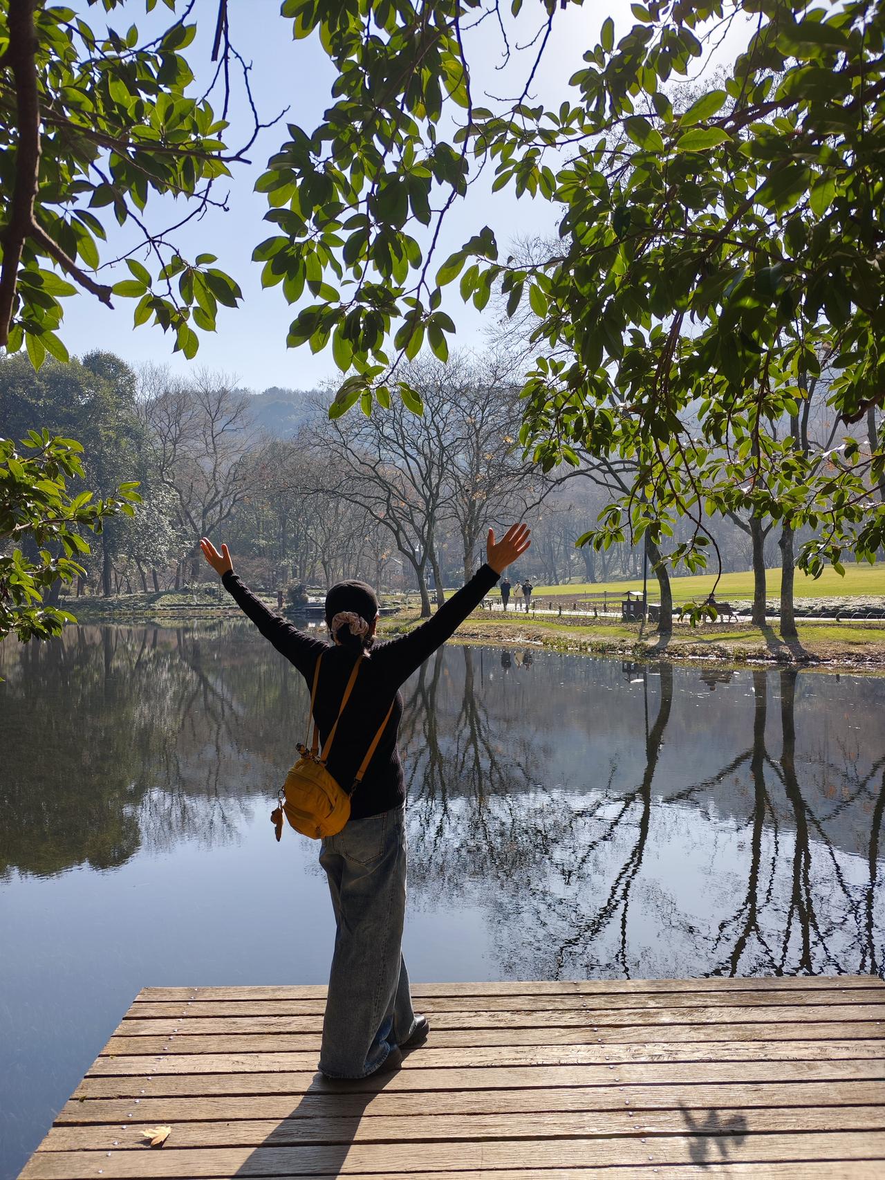 双休日来到西溪湿地周家村，在途中遇到感人的一事，一位喝醉酒的男主躺在地下不知人事