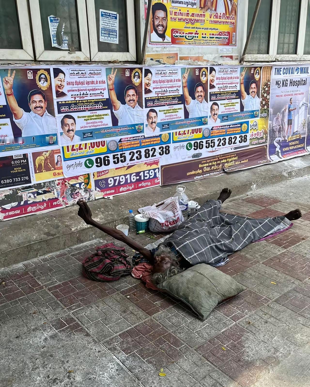 印度
一个苦行僧露宿街头，他干枯僵硬的手很显眼，长期高举导致肌肉萎缩、关节僵硬，