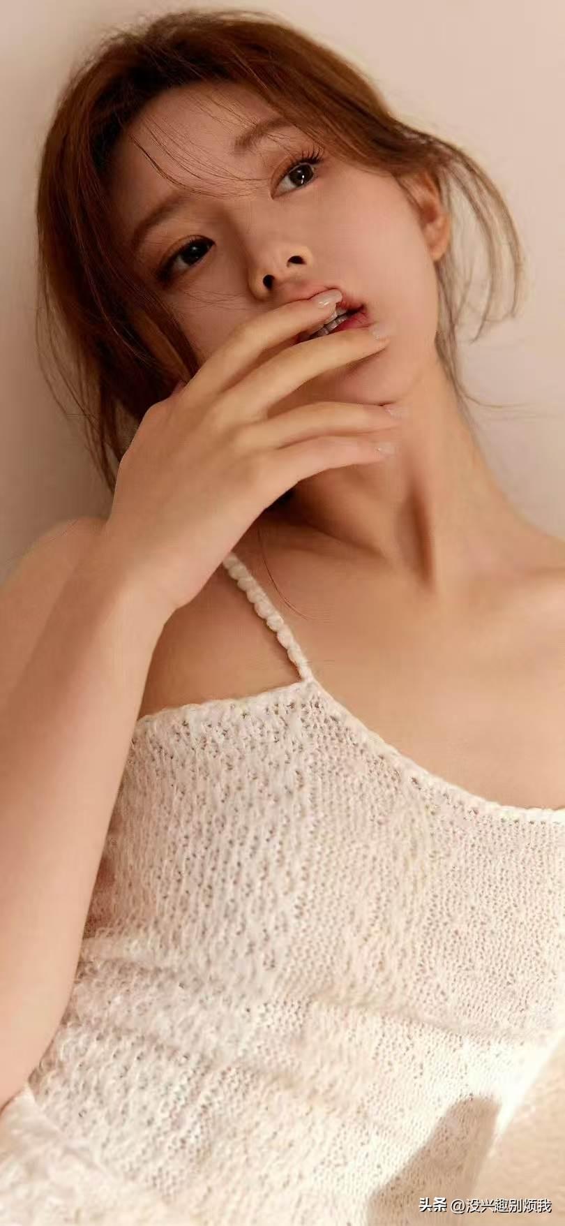 赵露思的米色吊带睡衣，真是既舒适又不失时尚感，让人一试难忘。