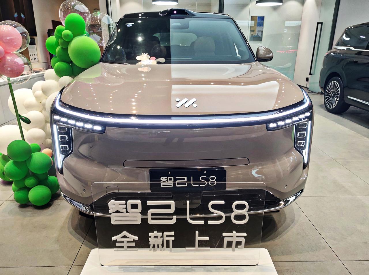 25万级大满配旗舰《智己LS8》
   智己LS8是上汽集团智己汽车旗下，一款跨