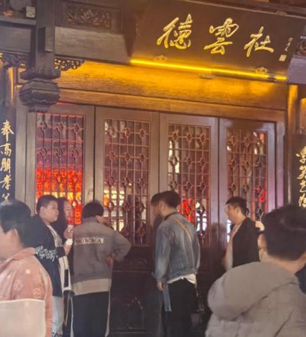 德云社董事长王惠带着小儿子郭汾阳出现在南京德云社大门。有网友偶遇，并在小红书第一