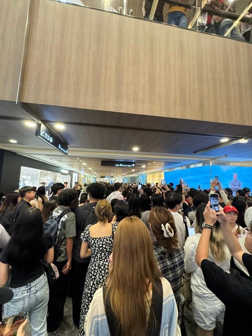 商场里外都挤满了好多人.. ​​​