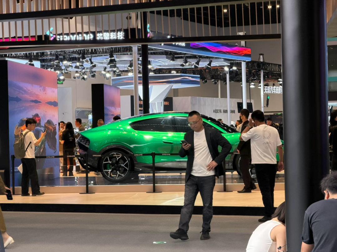 在追觅汽车展台，一个工作人员说不让拍底盘另外一个工作人员说你拦不住的。。。。北京