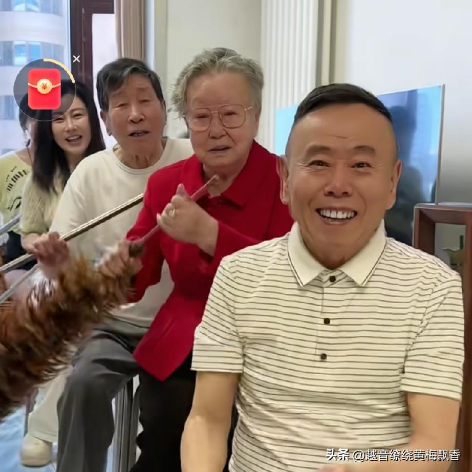端午节当天，潘长江与家人共同表演了一个节目，演奏的音乐是他当年的成名作《过河》。