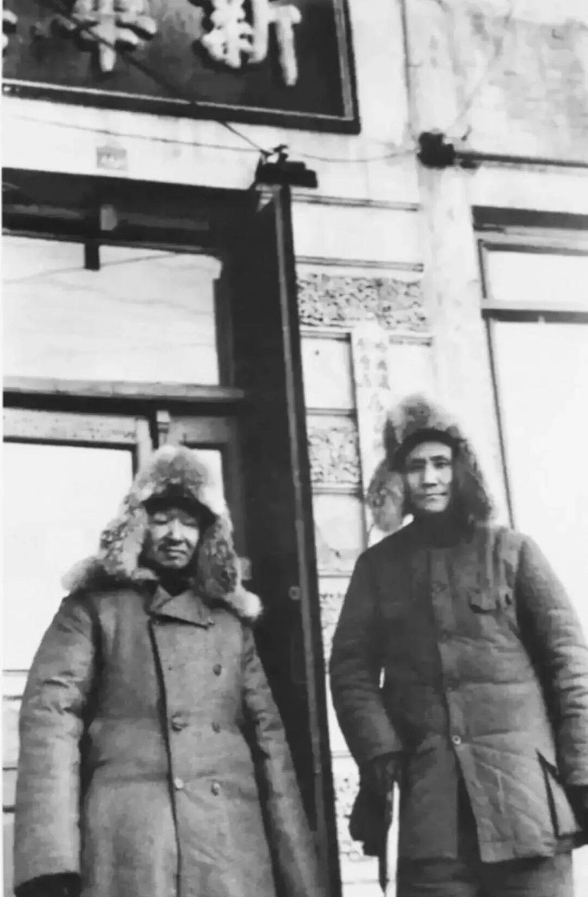 1946年冬，东北军政大学进驻哈尔滨地区，第一副校长何长工（右）与副政委吴溉之（