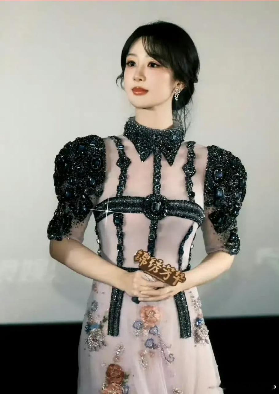 内娱女明星的解约困境内娱顶流花的解约路，每一步都藏着不为人知的难。杨紫“三个 公