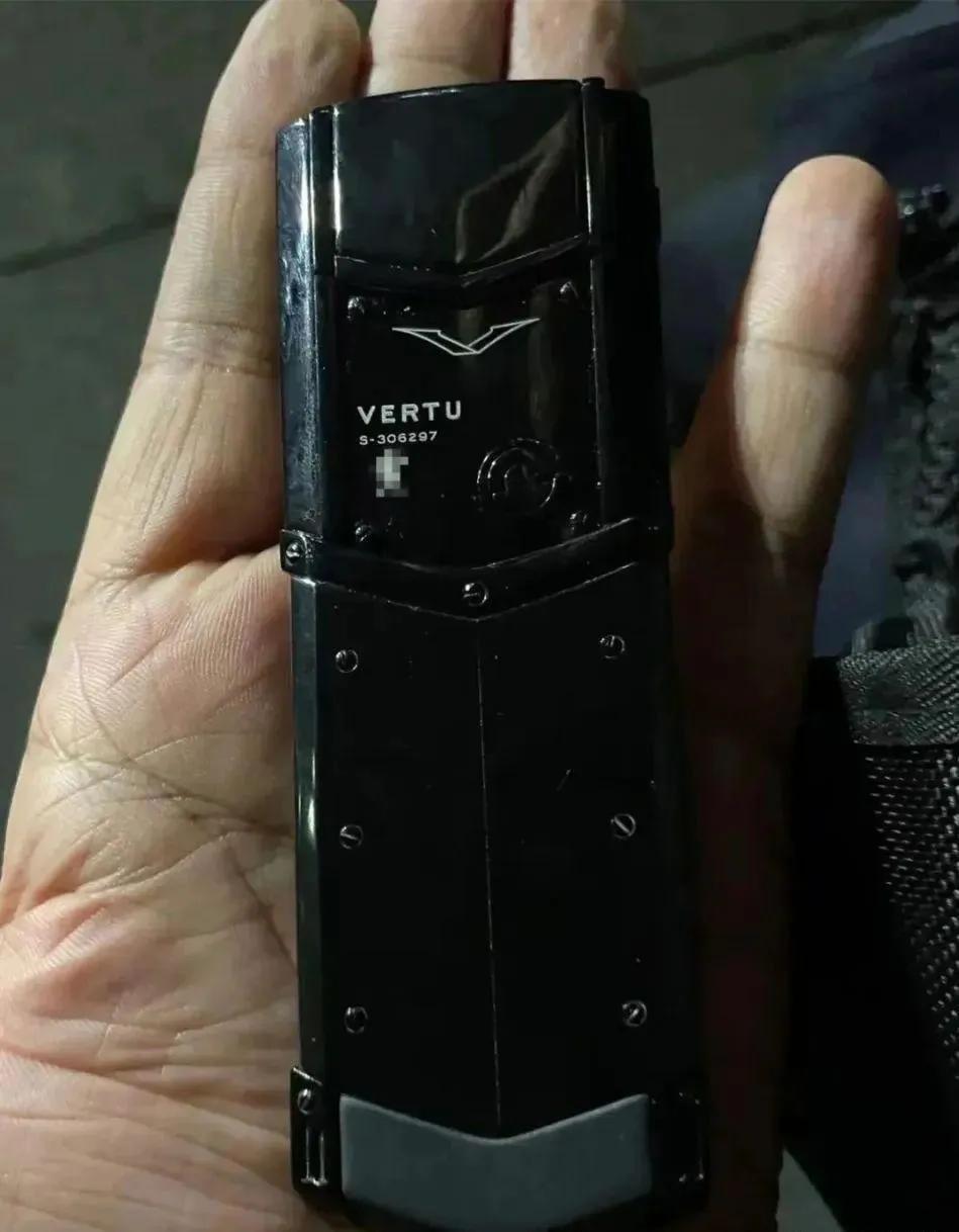 “男子丢失30万手机报警求助，经过2个多小时的寻找，最终发现被一名路过女子捡拾。
