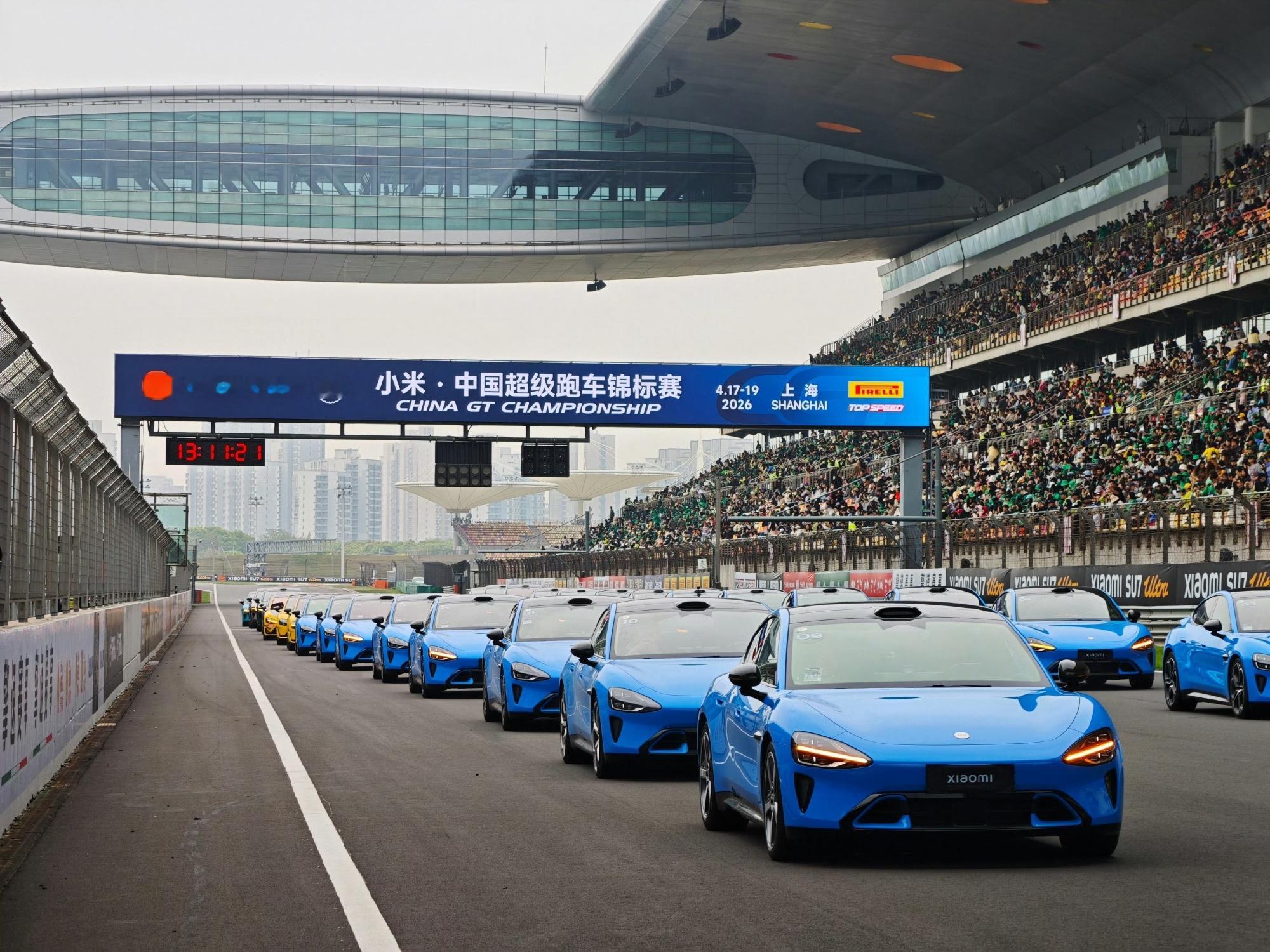 雷军现身上海国际赛车场CHINAGT赛道巡游小米汽车车型到齐今天上赛的主角，从职