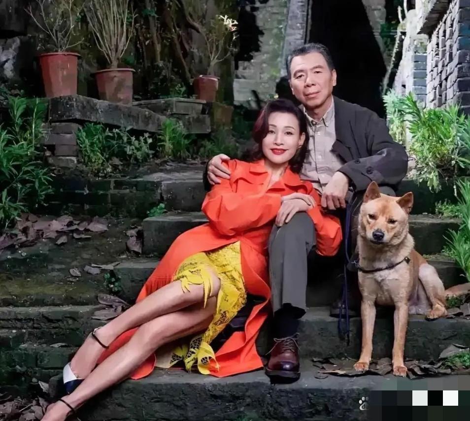 依偎在冯小刚身边的女人是谁，感觉比徐帆漂亮多了，比徐帆有气质，她是谁，也是一位演