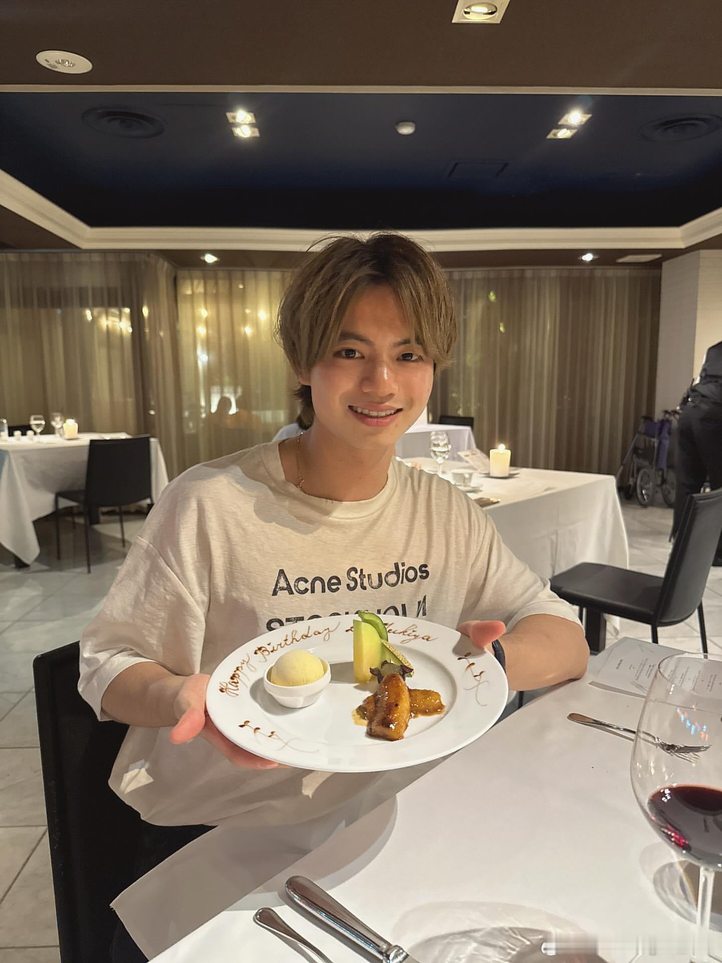 宇田幸矢：得到了生日的祝贺🥂✨Acne的T恤很可爱！！！ ​​​