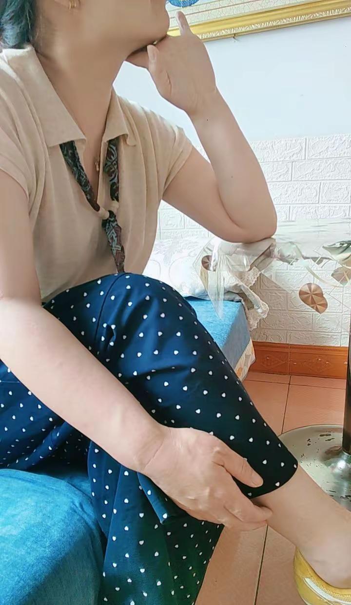 普通的星期三早上和闺蜜约好一起去爬山，穿上前几天在小小101家买的爆爆衫搭配爱心