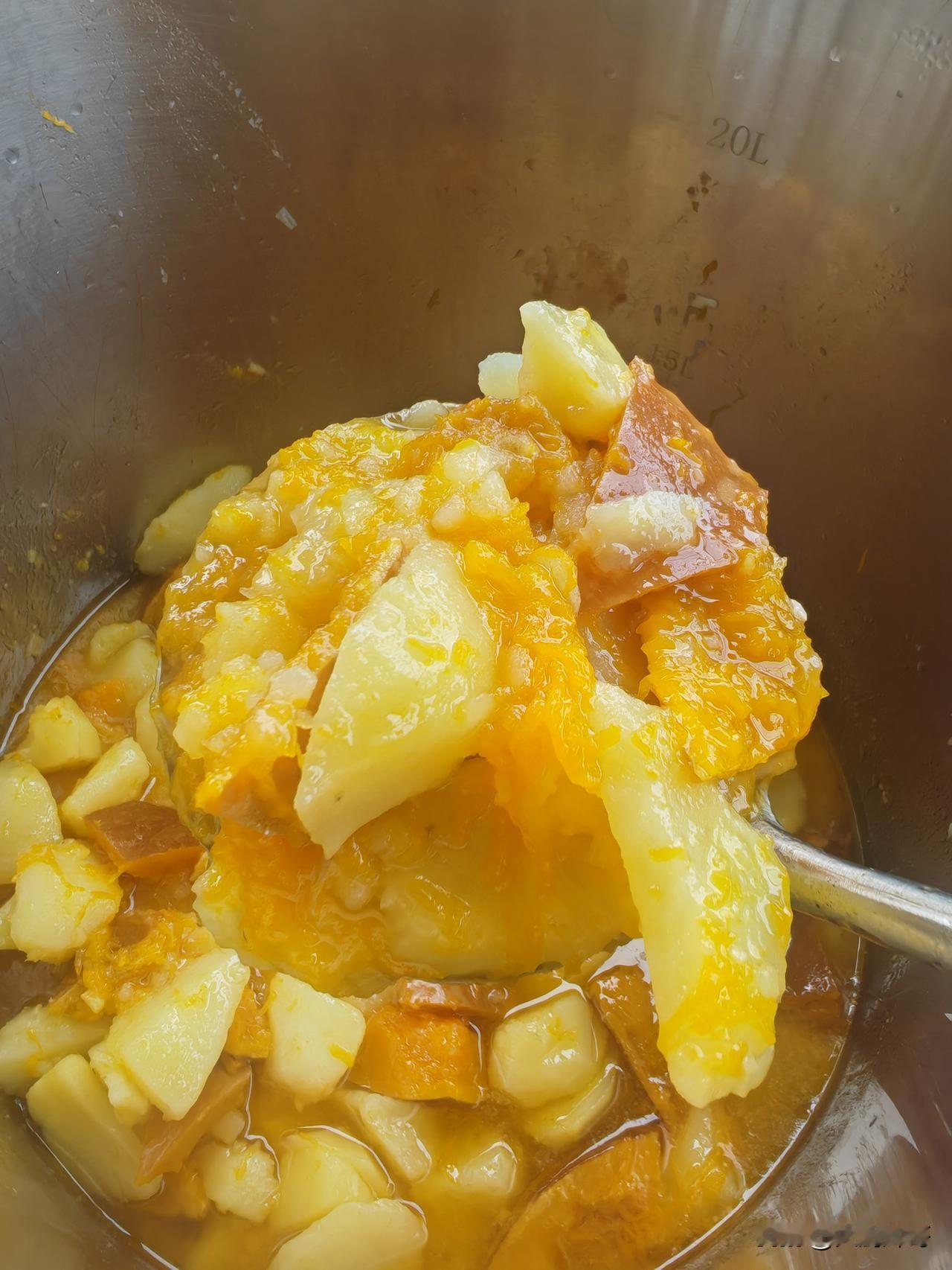 超好吃的家常菜，土豆炖南瓜，分享做法。葱姜入锅爆香，放入土豆块和南瓜块煸炒片刻。