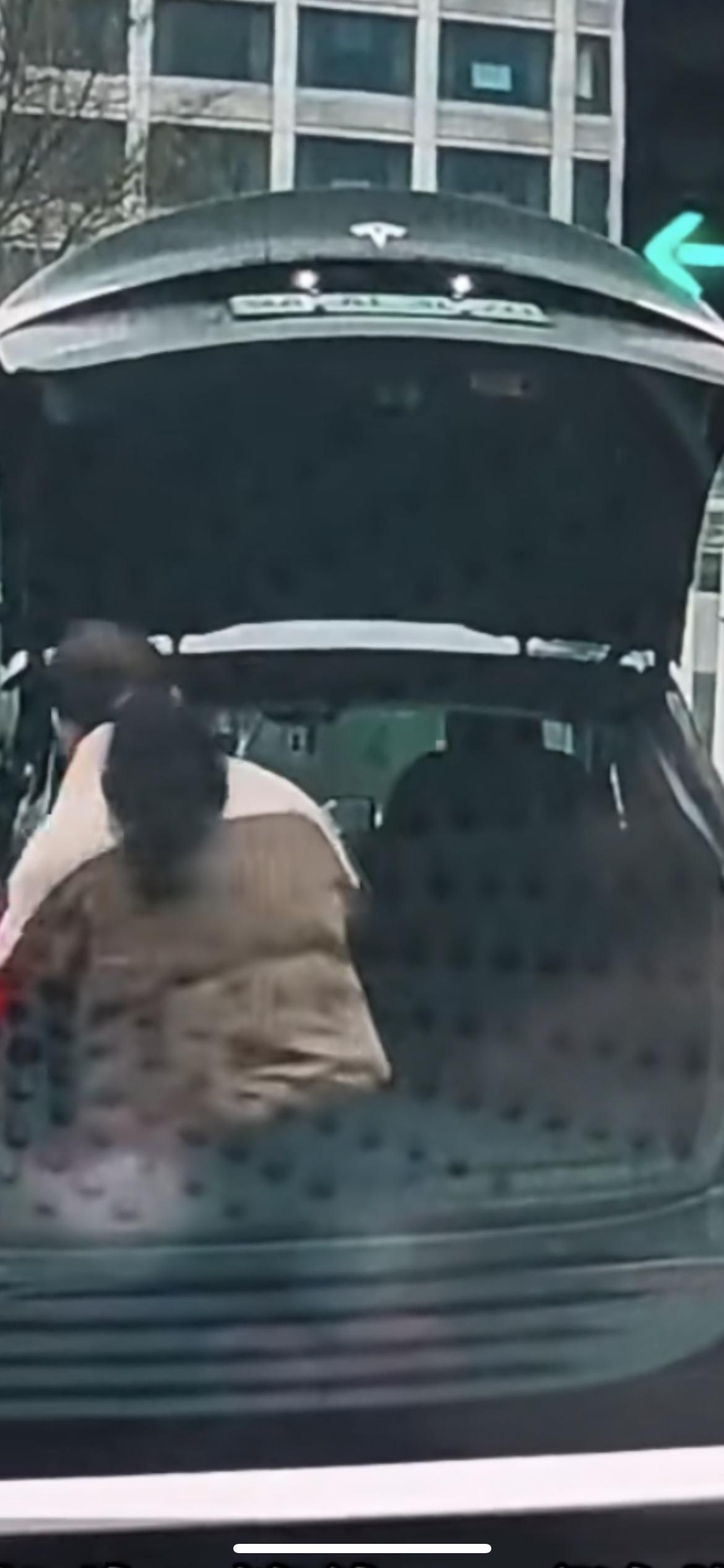 3月20日，湖北武汉光谷步行街附近红绿灯路口。一女子将车停在红绿灯路中央，慢悠悠