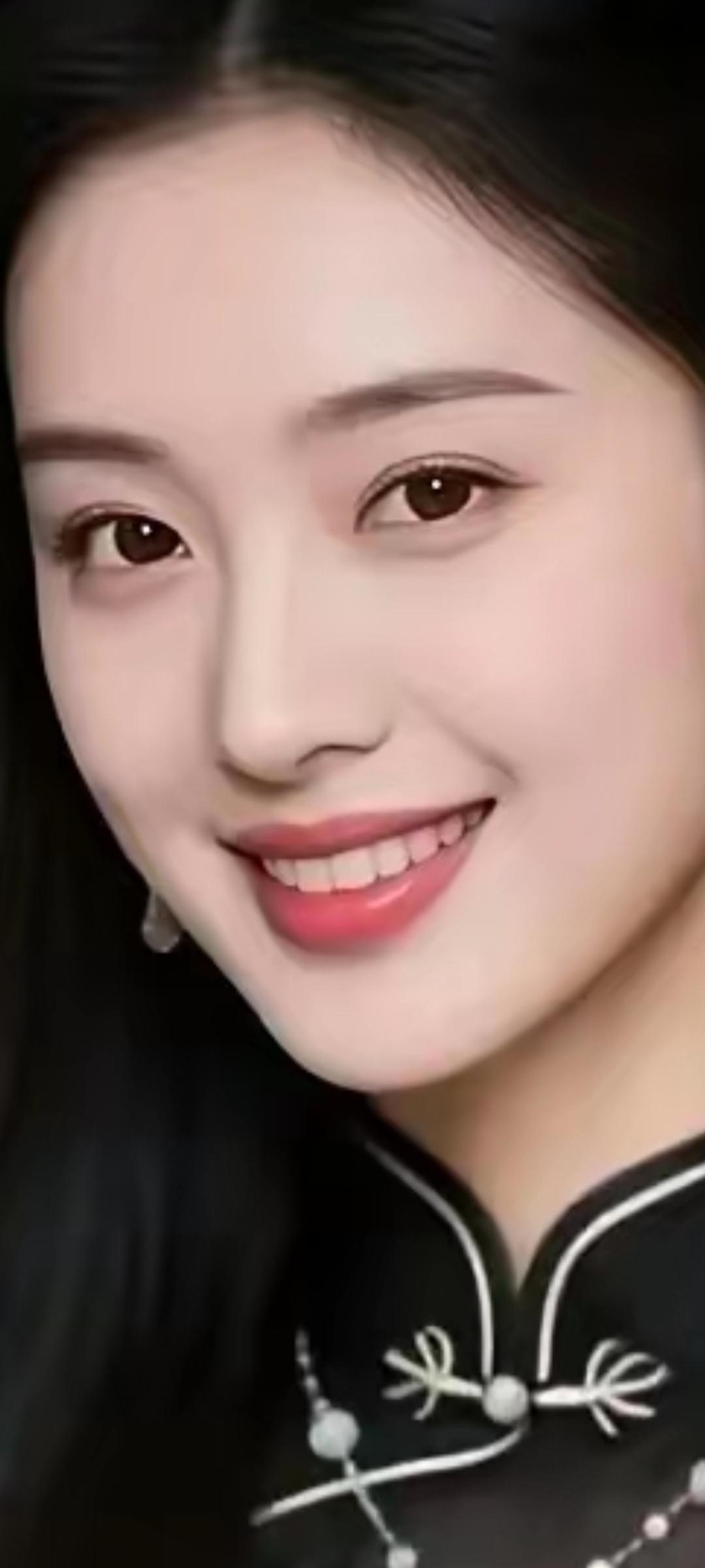 甜美笑容，黑发红唇，优雅气质，时尚穿搭